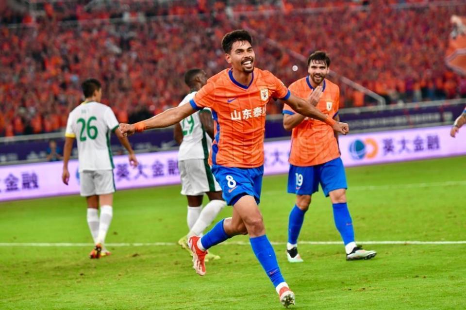 半岛体育官网-泰山逼平申花！媒体人热议：阻击京沪赢得尊重，被主裁偷走2分