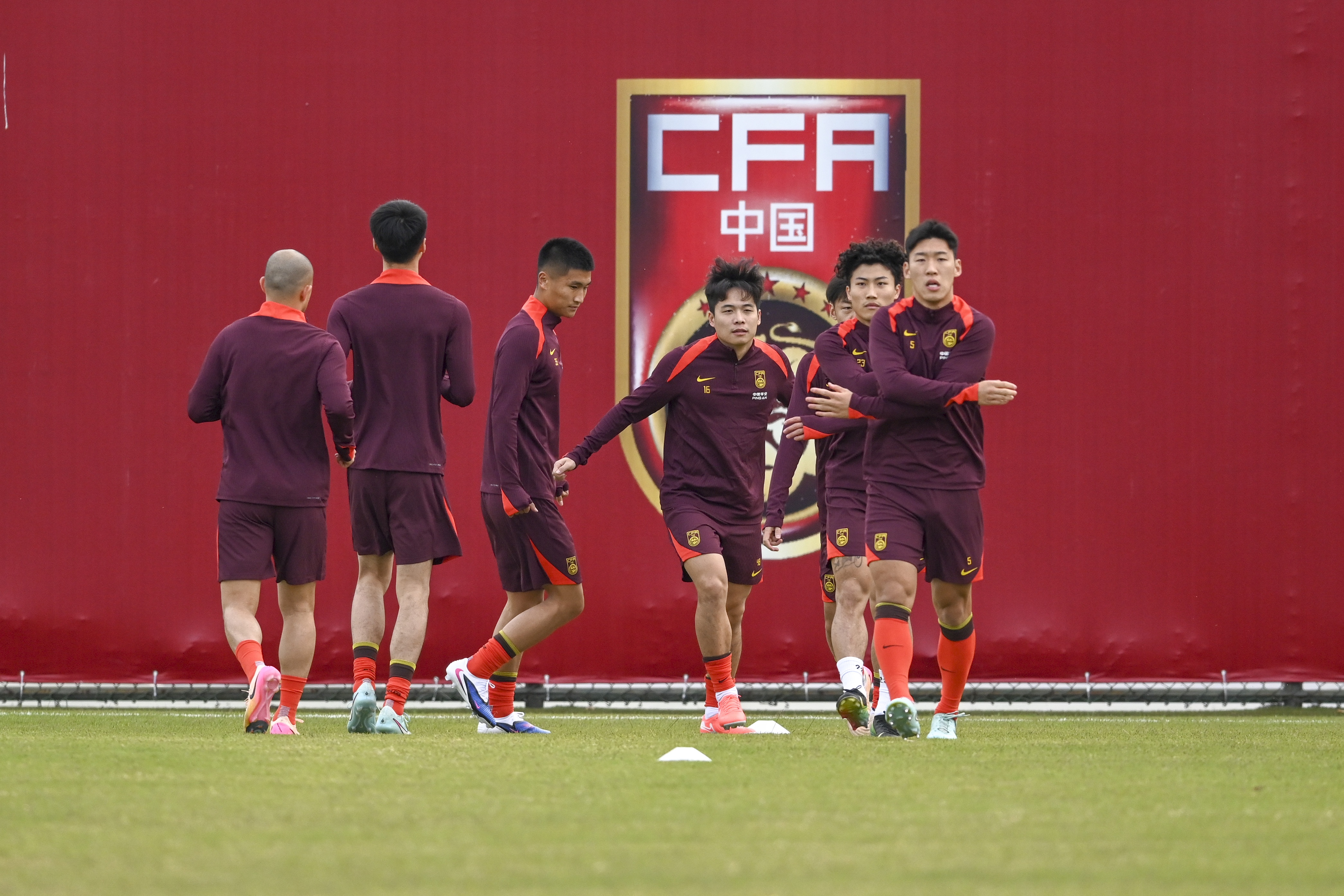 半岛体育-足球报：国足6月有机会与强队热身，FIFA意图打开中国市场