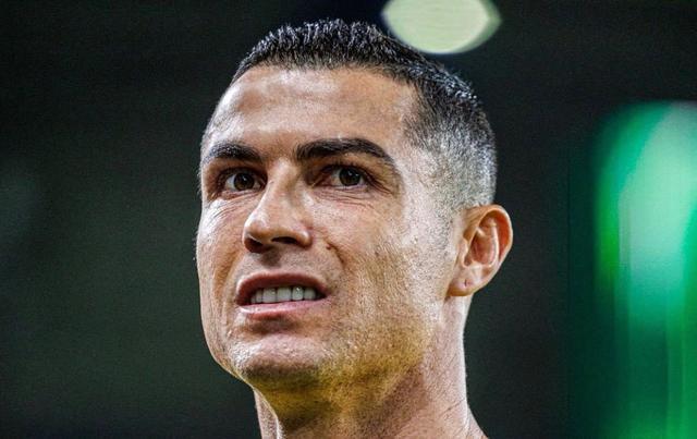 半岛体育-罗马诺：C罗携家人离开沙特是假消息，他在胜利的训练基地疗伤