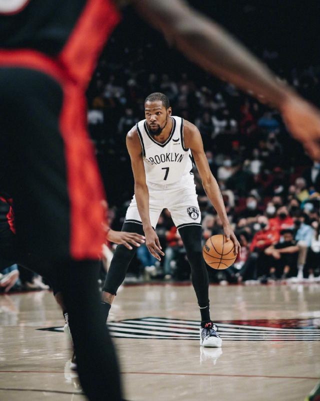 半岛体育-背靠背出战85分钟！33岁重伤归来的KD仍在燃烧自我