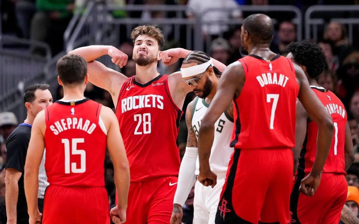 半岛体育官网-火箭捡宝？5场25记三分，拿新秀合同！21岁后卫变范乔丹最佳替补