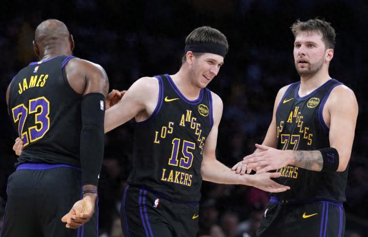 半岛体育官网-失误不断，湖人险胜鹈鹕，东契奇关键时刻统治比赛